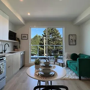  Holiday home Hillside Oasis By Iris Properties! Canada