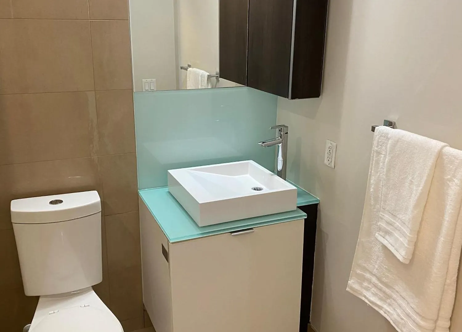 Apartment Central Toronto Suite - Free Parking, City Views, Near Cn Tower