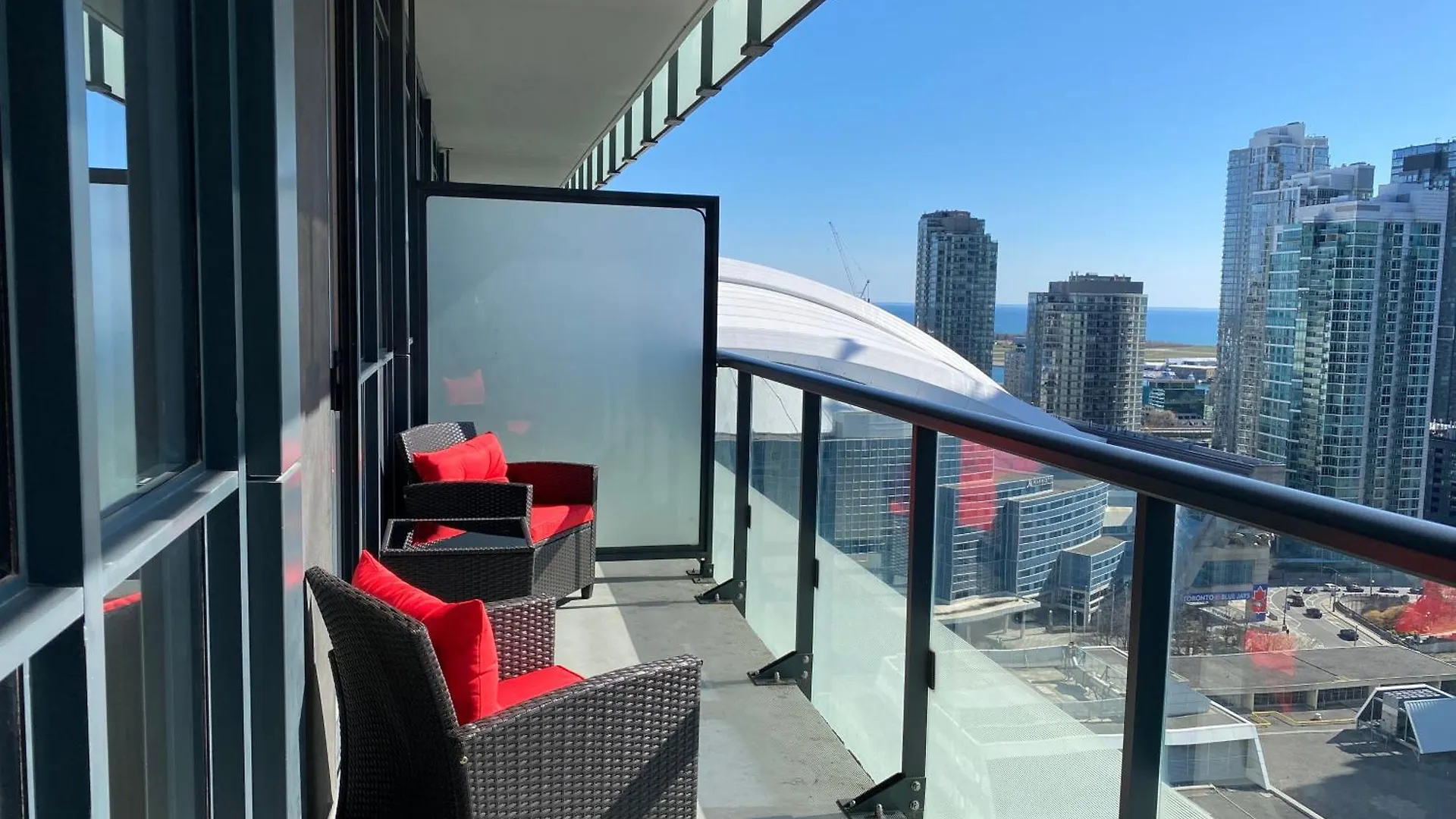 Central Toronto Suite - Free Parking, City Views, Near Cn Tower Apartment