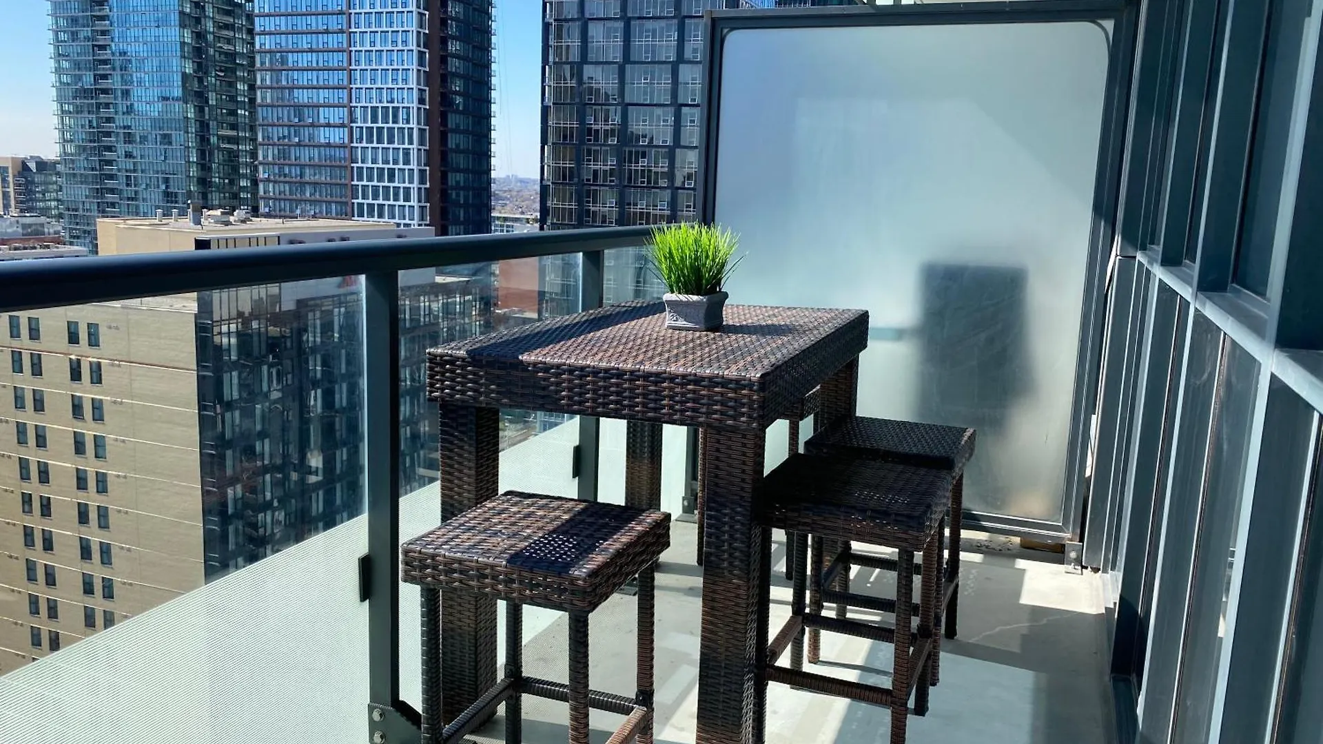 Central Toronto Suite - Free Parking, City Views, Near Cn Tower