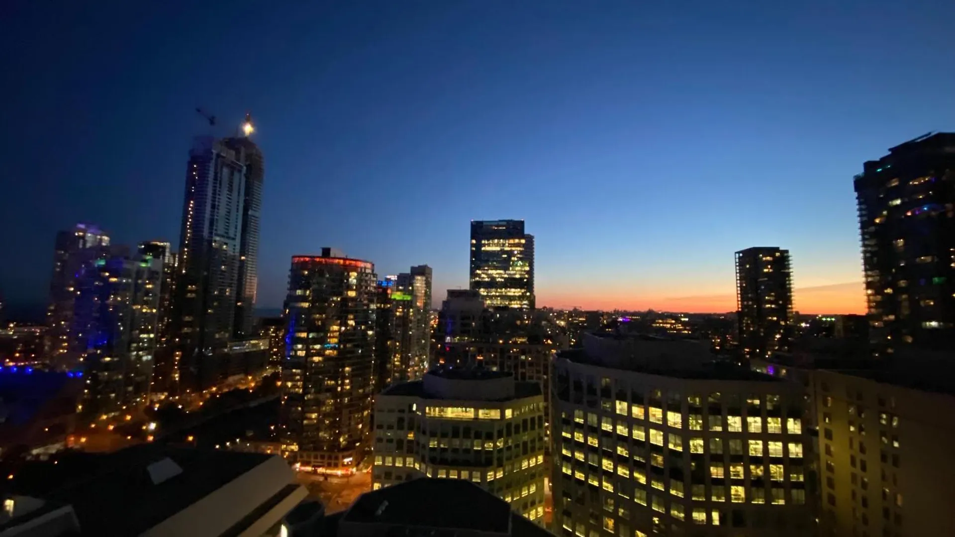 Apartment Central Toronto Suite - Free Parking, City Views, Near Cn Tower Canada