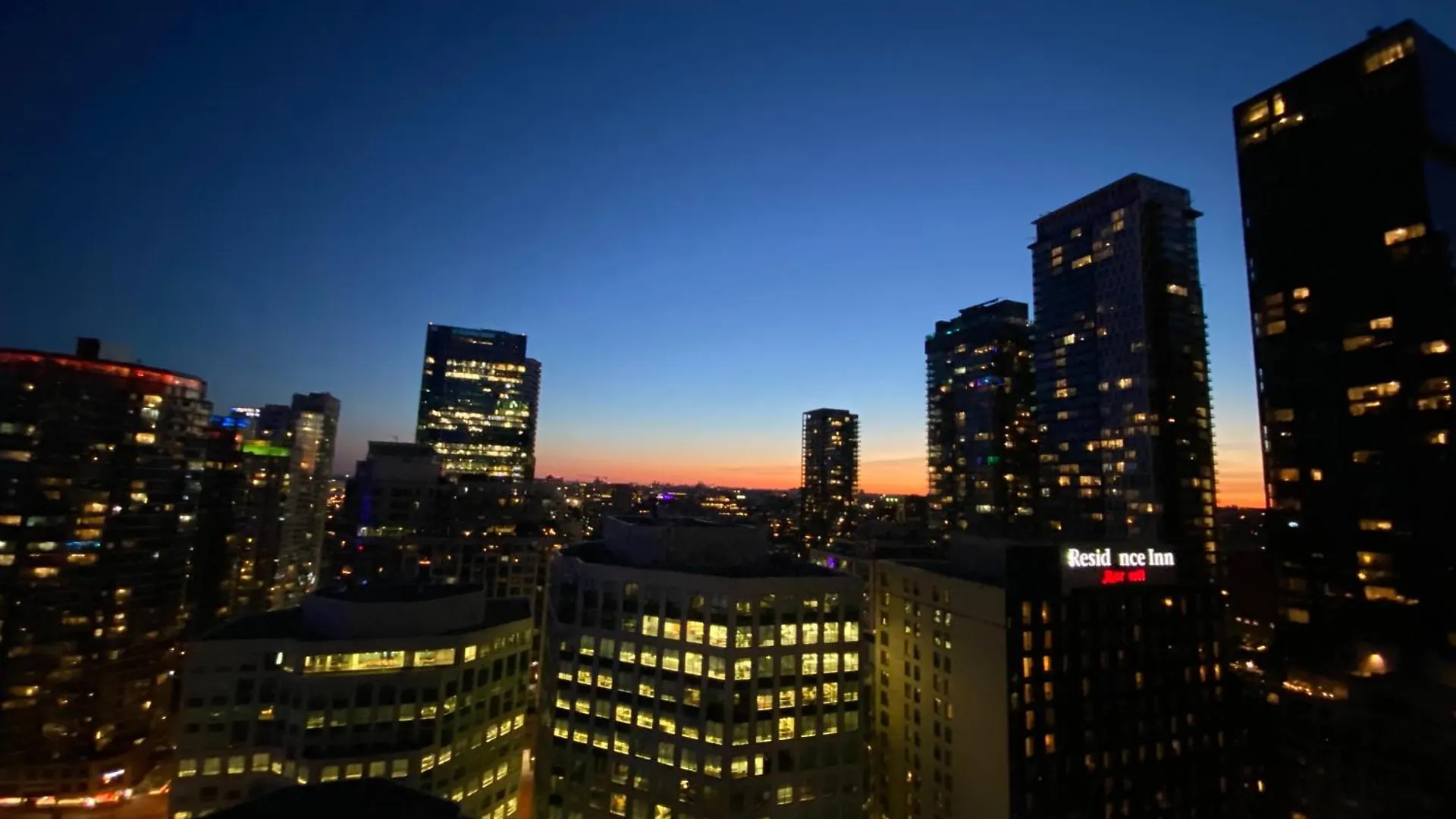 Apartment Central Toronto Suite - Free Parking, City Views, Near Cn Tower