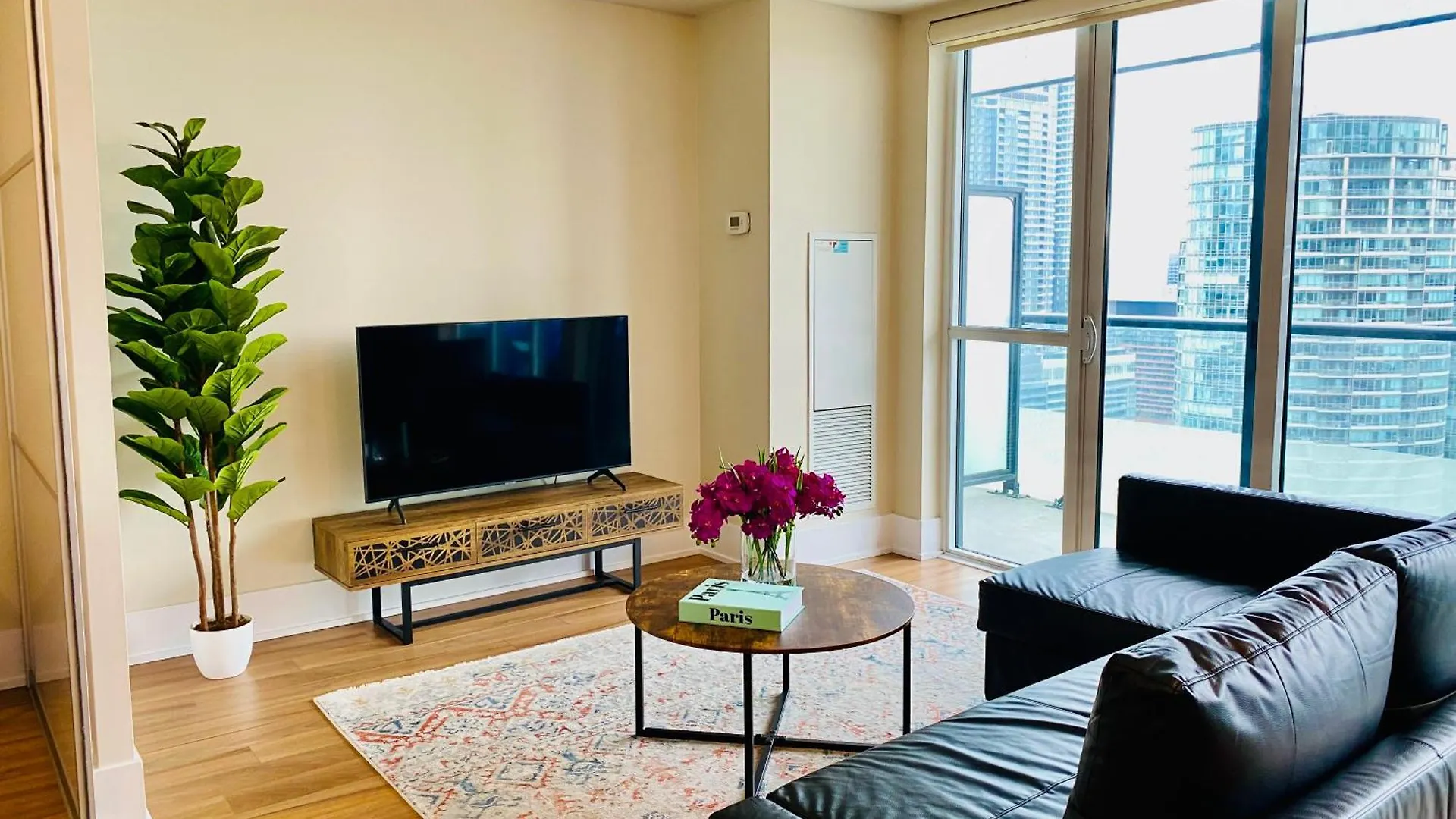 Central Toronto Suite - Free Parking, City Views, Near Cn Tower Apartment