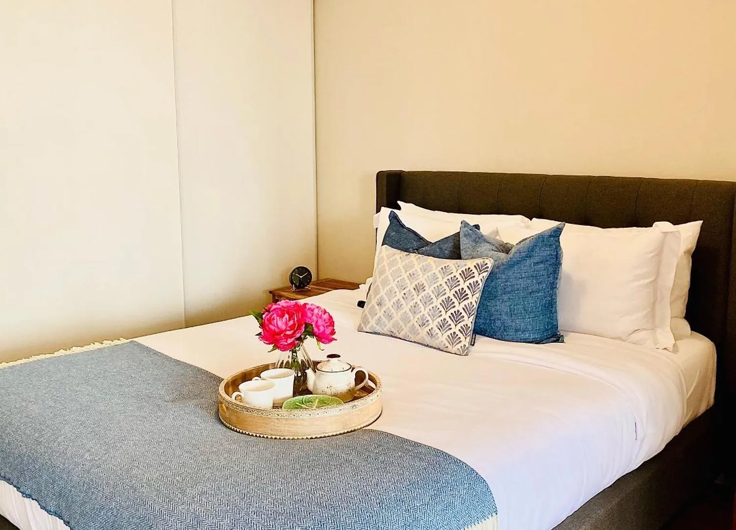 Central Toronto Suite - Free Parking, City Views, Near Cn Tower Canada